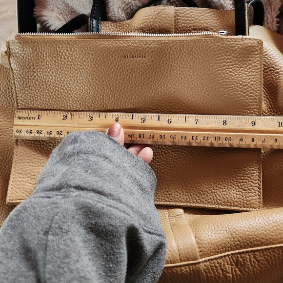 Elegant Tan Leather Tote Bag - Picture 5 of 9